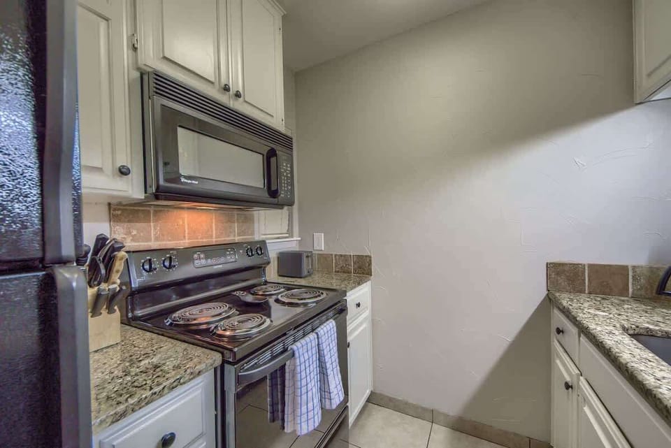 Fully Equipped Kitchen with all your needed essentials! 