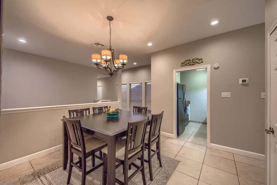 Dining Room table with seating for 6! 