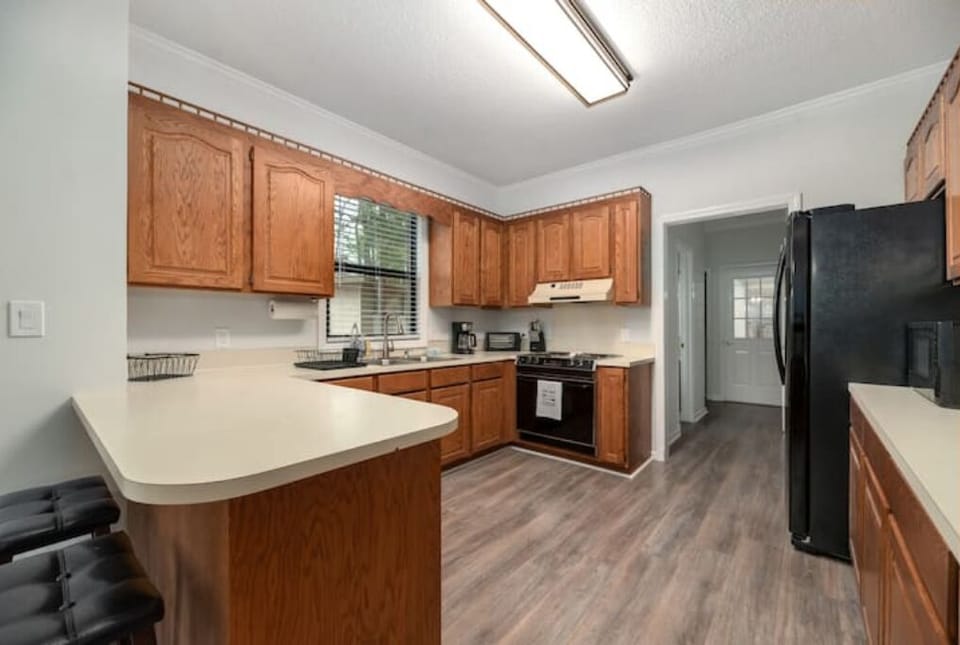 Kitchen Island, 2 stools