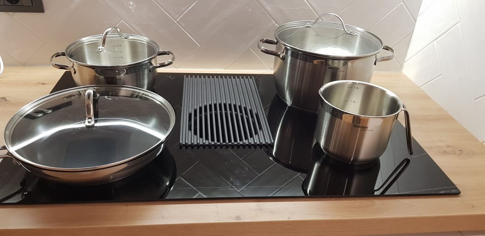 Kuhalna indukcijska plošča, z integrirano napo, kuhalni pripomočki.