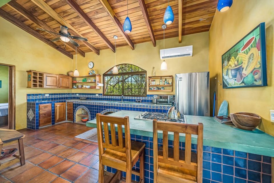Fully equipped kitchen with bar counter