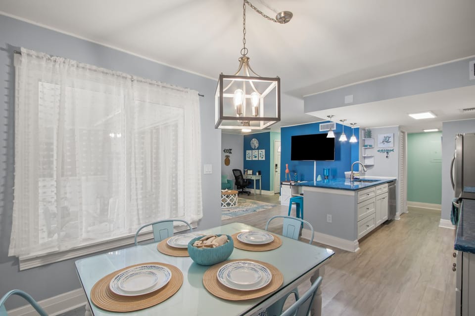 Cozy dining area off the kitchen and living room