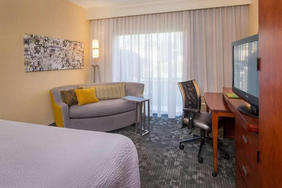 Unit with 1 King size bed. Exact unit will be assigned upon arrival. Views, colors and decor may vary.