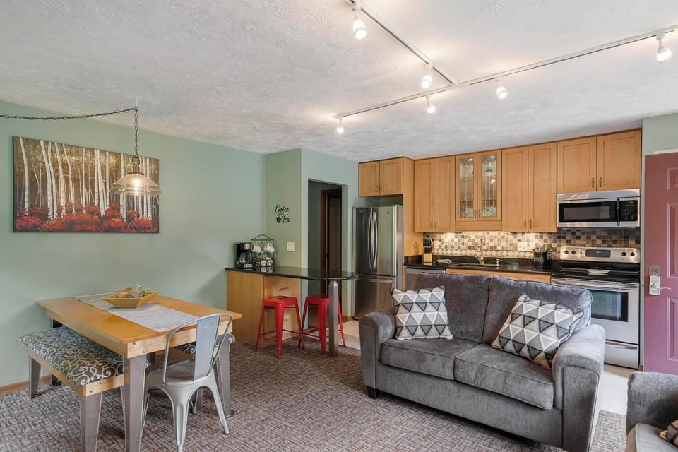 Plenty of Seating - Seating for dinner at both the kitchen table and the bar