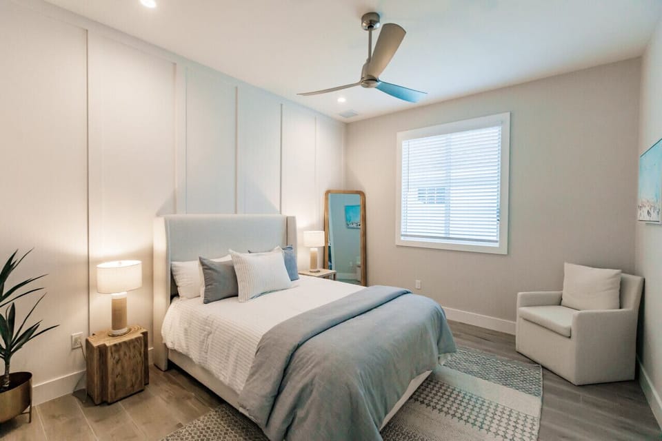 Bedroom 2, Reading Nook, En-Suite Bathroom, Queen Size Bed.