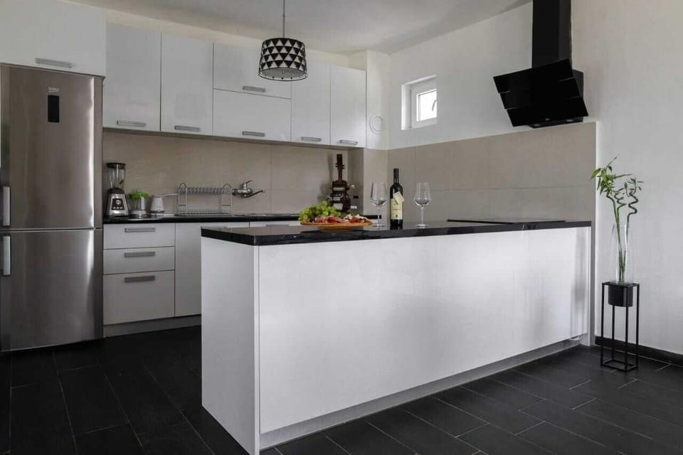 Fully equipped kitchen.