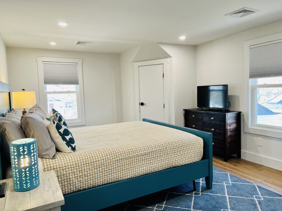 2nd bedroom w closet, dresser and 32" smart TV.

Extra pillows and blankets.