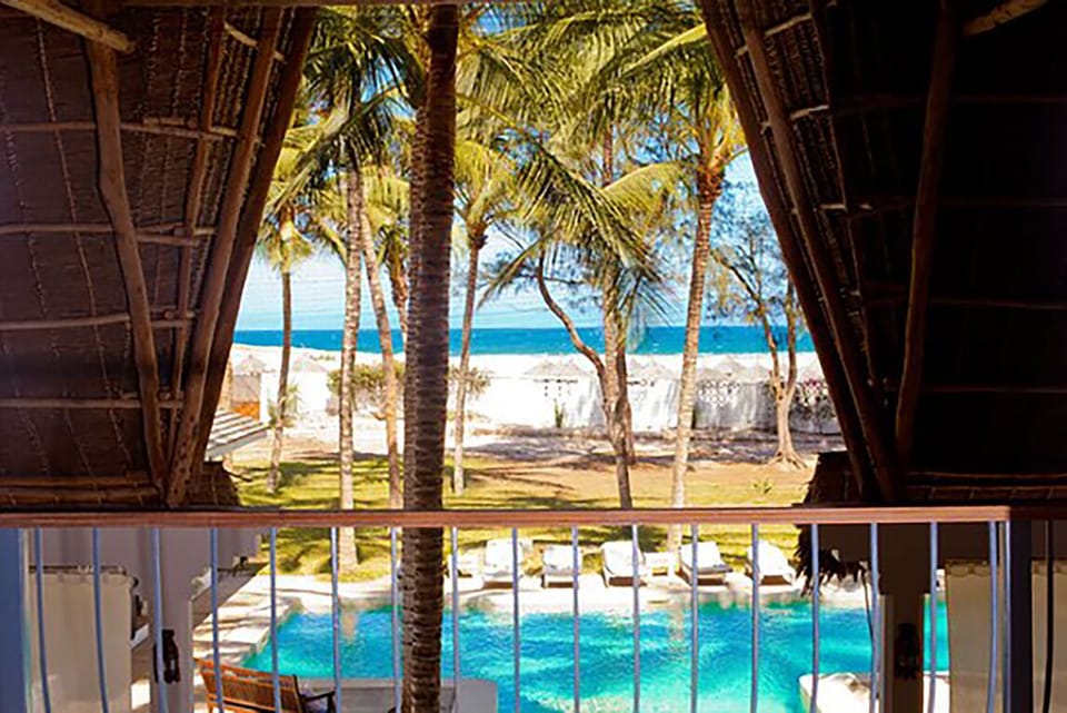 pool and sea 