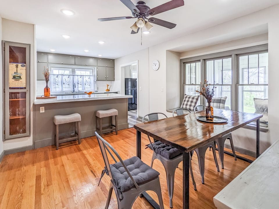 The Homestead on Main - Ivy Vacations: a luxe fully renovated kitchen in Mountain View, Arkansas