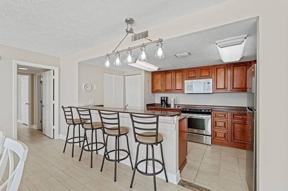 Kitchen Island with bar seating