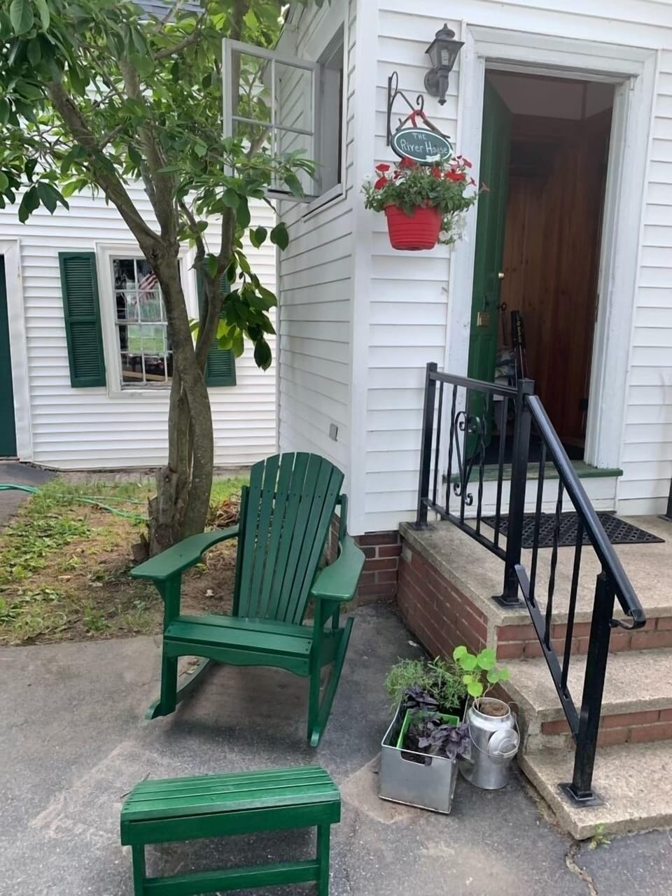 Side entrance with mud room