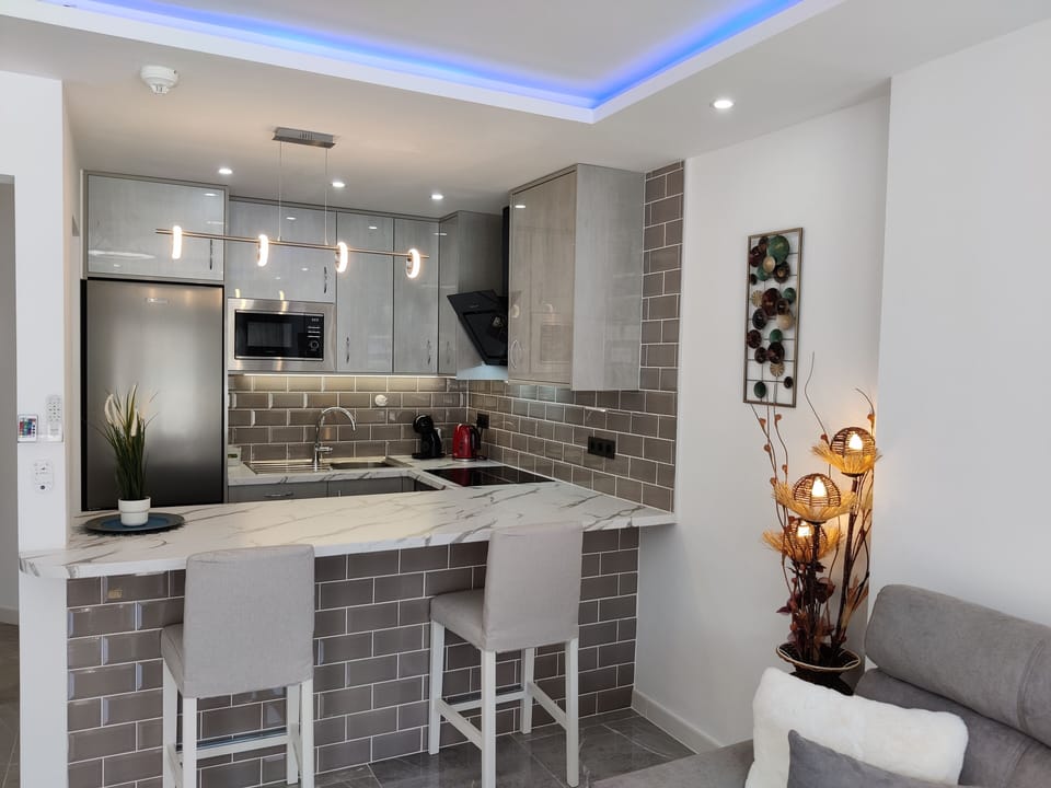 Lovely breakfast bar with stools for that quick snack or catchup on your laptop