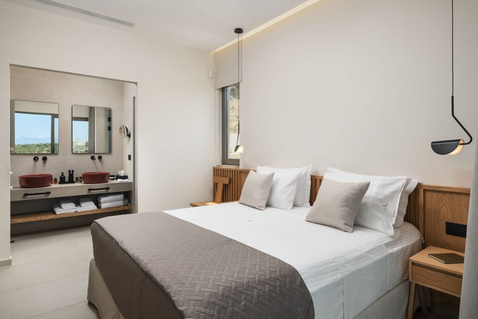 Bedroom with en-suite bathroom with double sinks, 2 single beds that can be joined together!