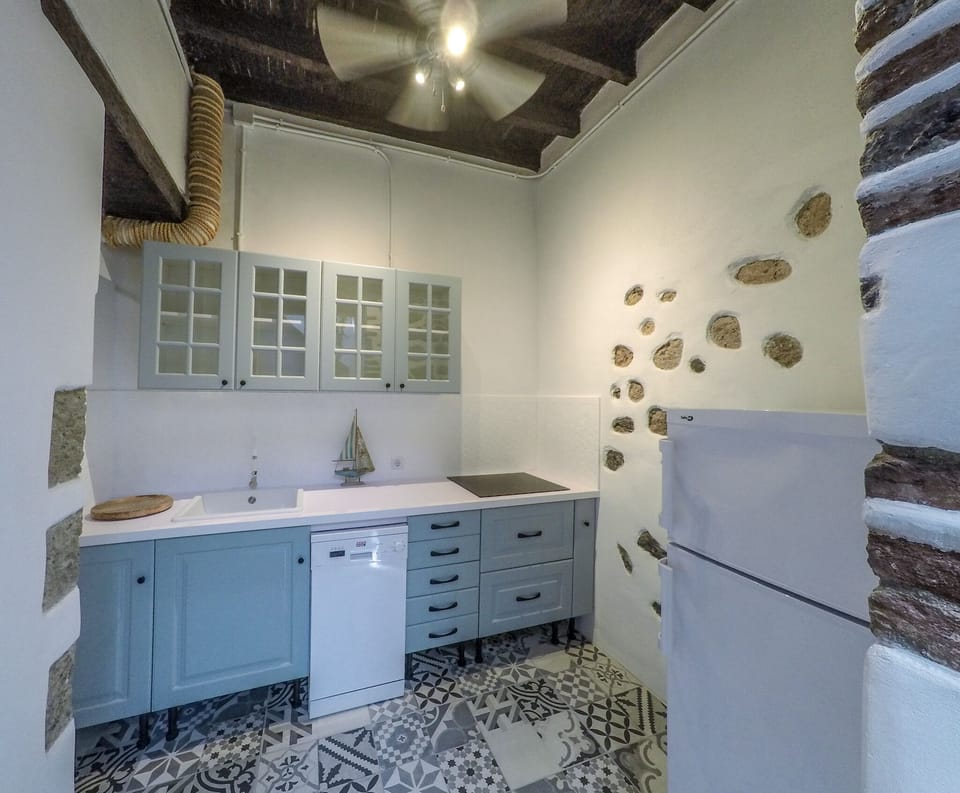 Independent kitchen with ceiling fan, fridge, dishwasher, oven, toaster, etc.