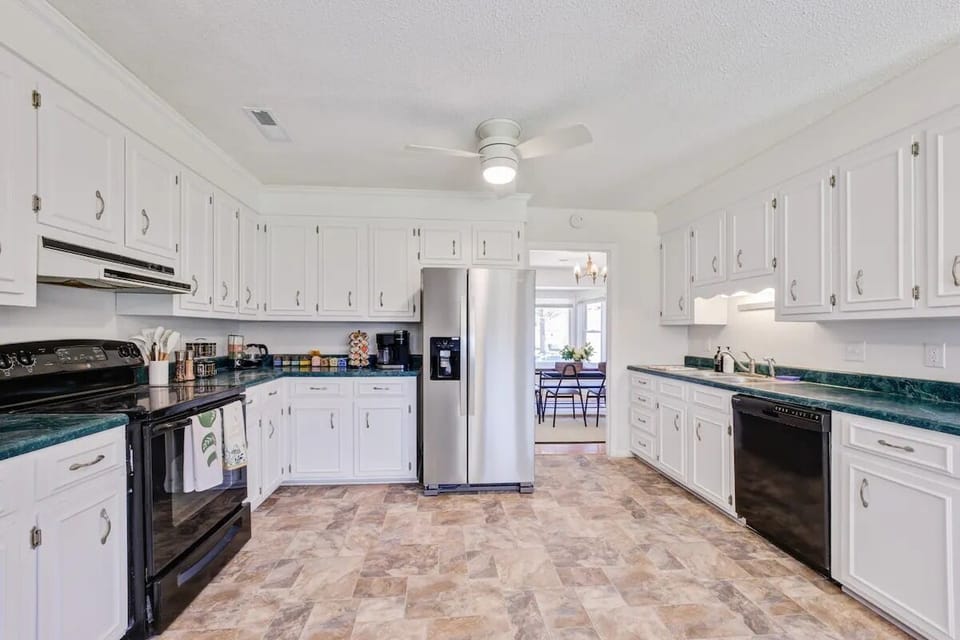 Fully functional kitchen- if something's missing, just holler!