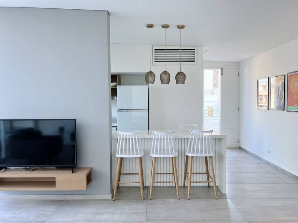 open kitchen, lively conversations.