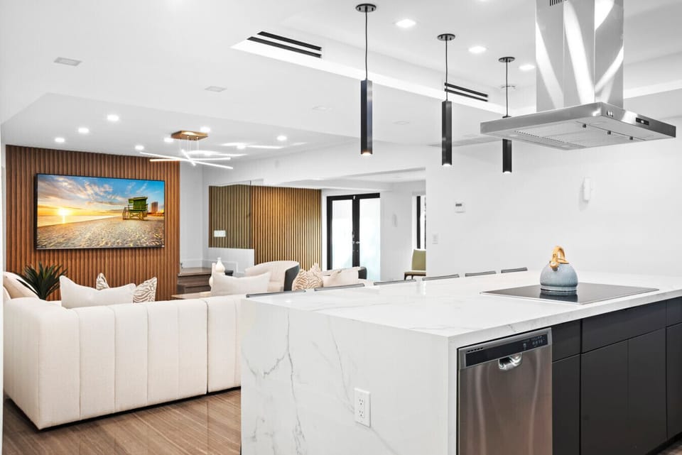 Quartz island and pro hood in modern great room