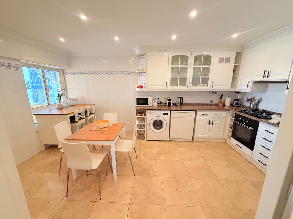 full kitchen / breakfast area / washing machine / dishwasher / gas range blender