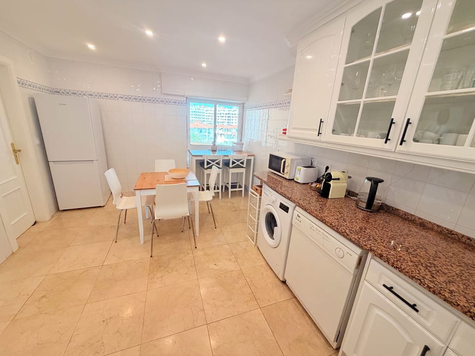 Full kitchen / breakfast table / refrigerator / washing machine / dish washer 