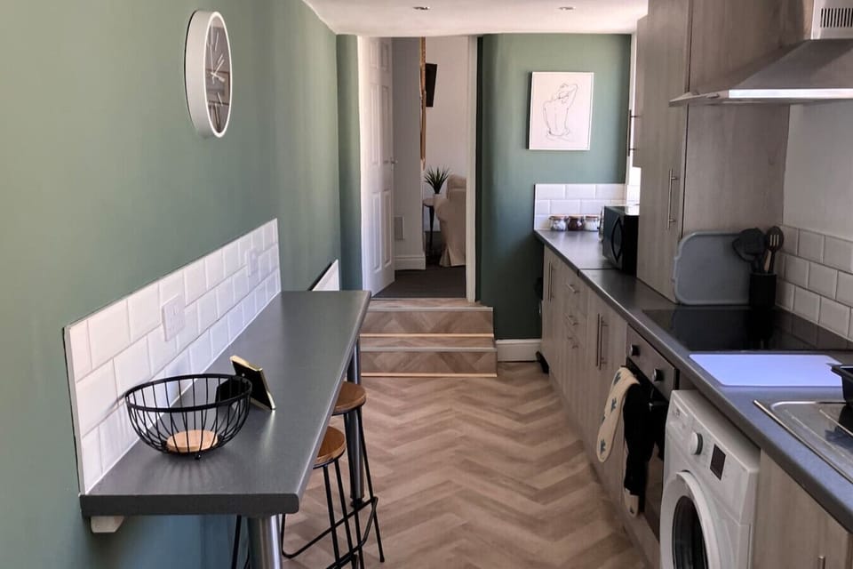 Kichen with washing machine, fridge and oven