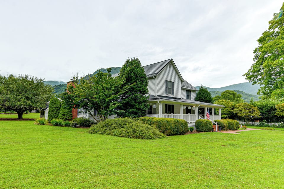 Maggie Valley Vacation Rental | 4BR | 4BA | Step-Free Access | 3,500 Sq Ft