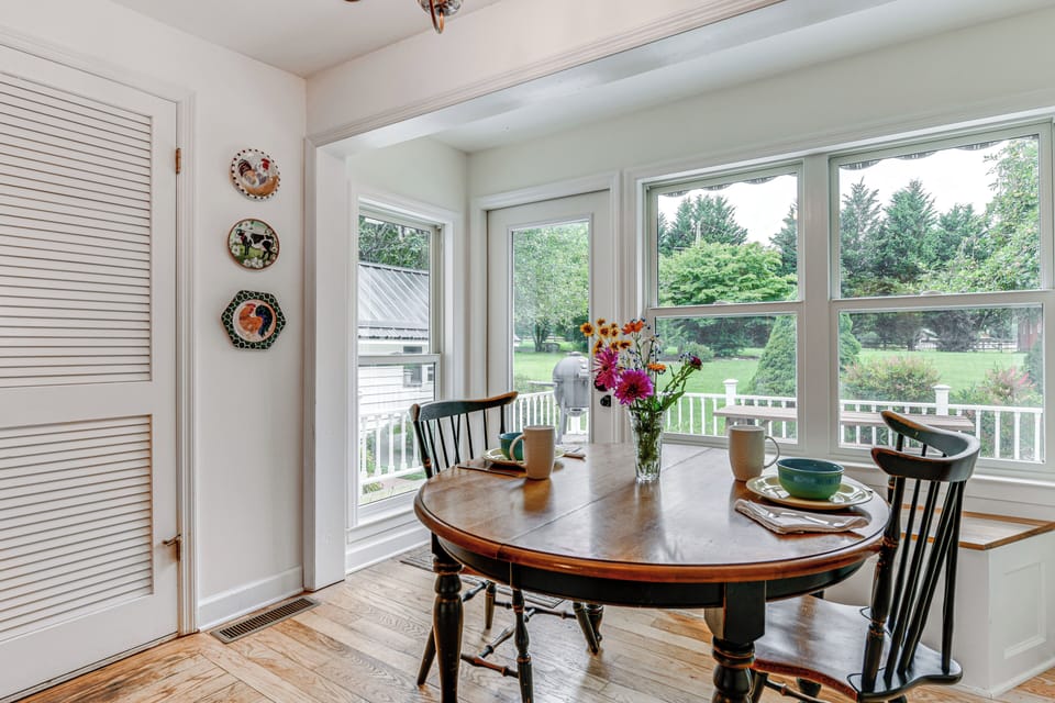 Casual Dining Area | Free WiFi