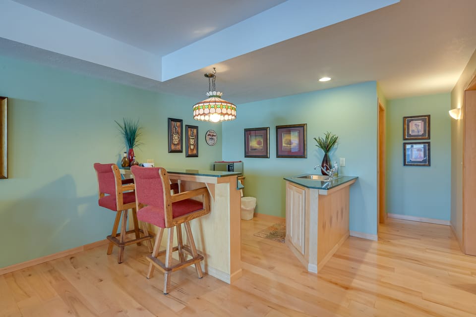 Kitchenette | 2-Person Breakfast Bar