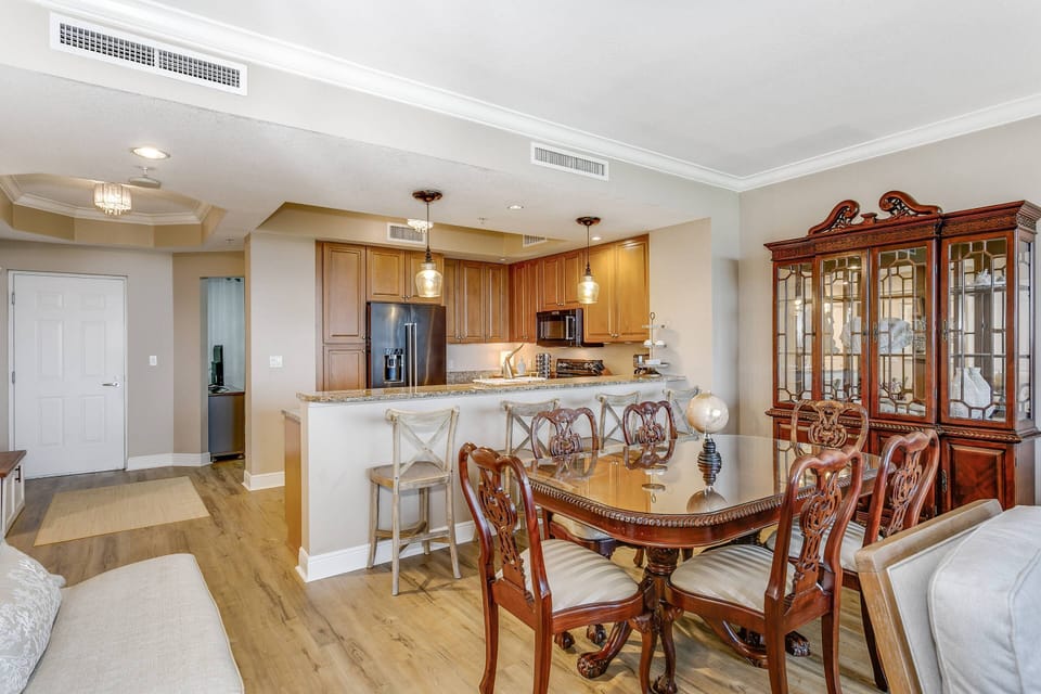 Dining table with seating for 6 plus additional seating at the kitchen bar