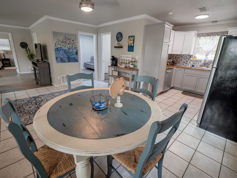 Dining area with seating for 4