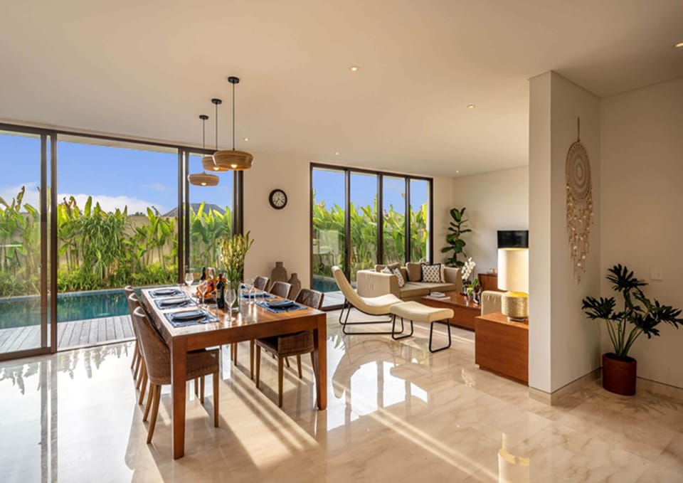 Private pool view dining & living rooms