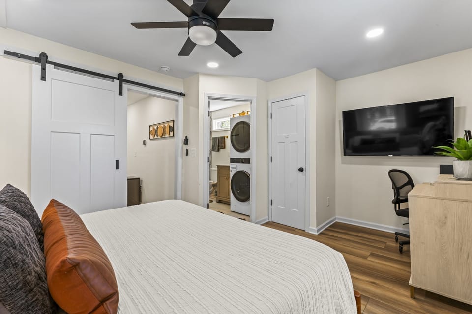 Bedroom with King size bed, workspace and ensuite bathroom