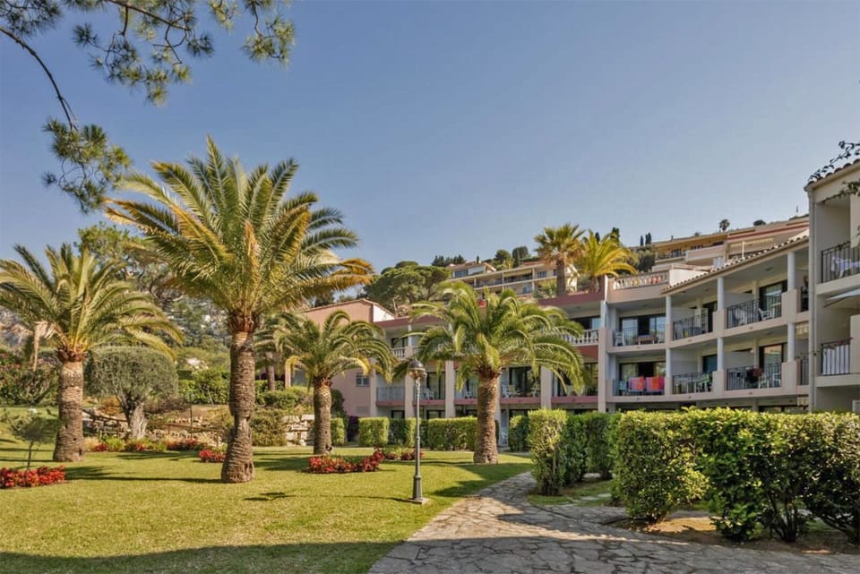 The garden and the apartments