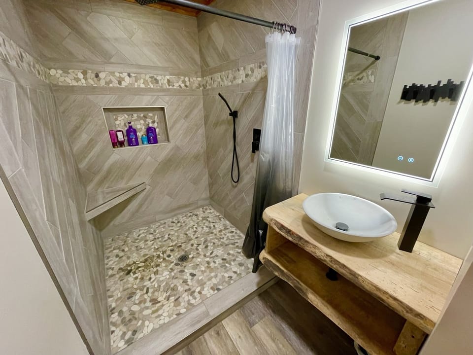 Hidden Timbers large shower