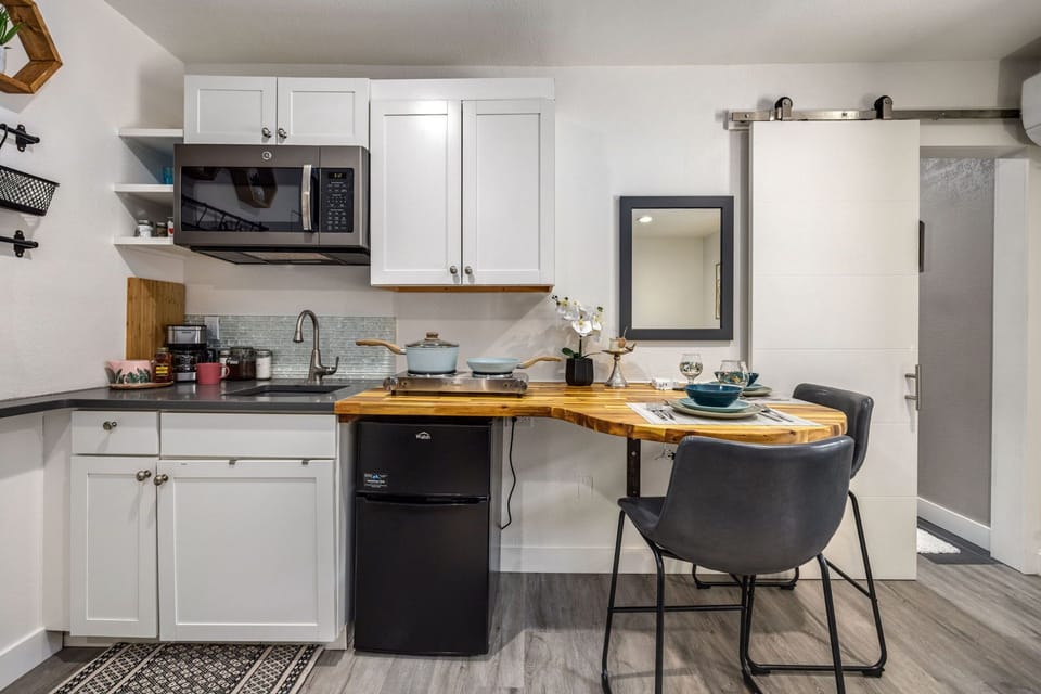 Fully-stocked Kitchenette | Mini Fridge, Microwave and Hot Plate!
