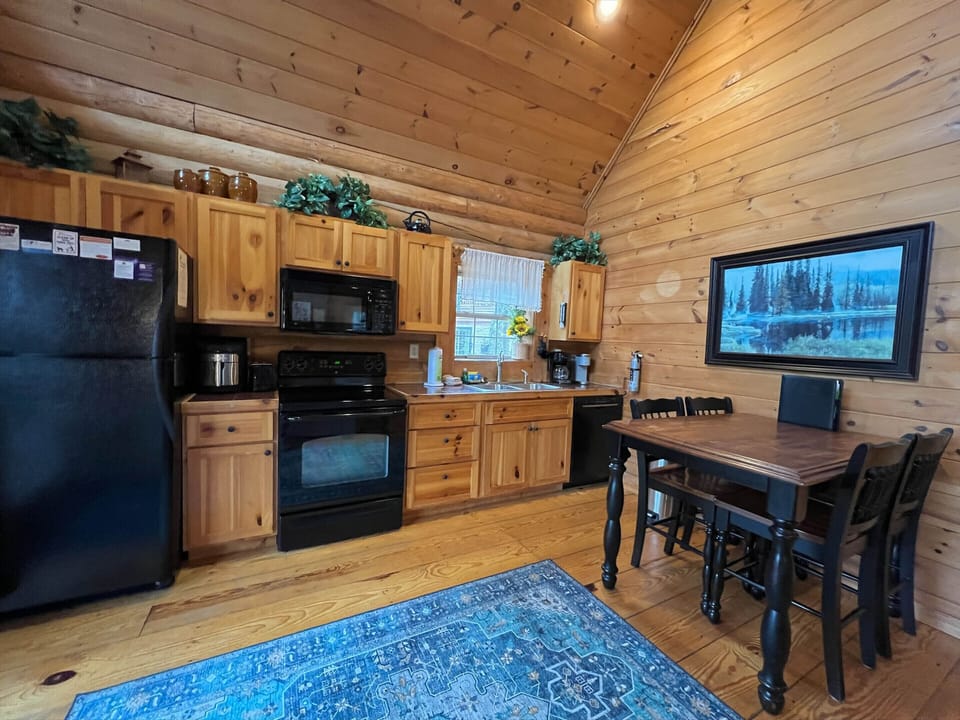 Full Kitchen & Dining Area