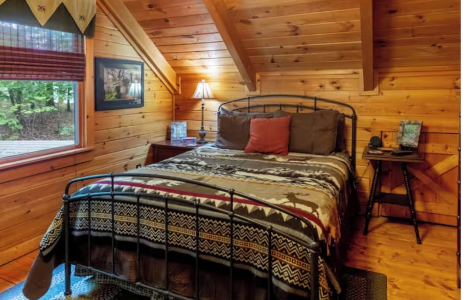 Upstairs en-suite with full bath and queen bed.
