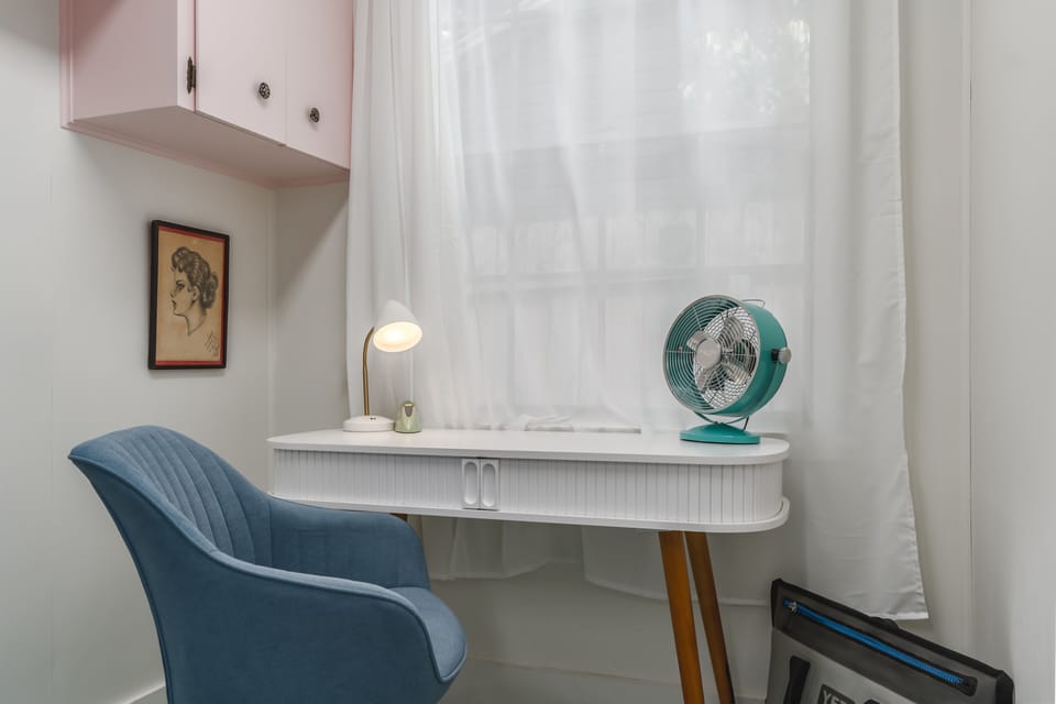 Private and Quiet Workdesk with 1G Internet.