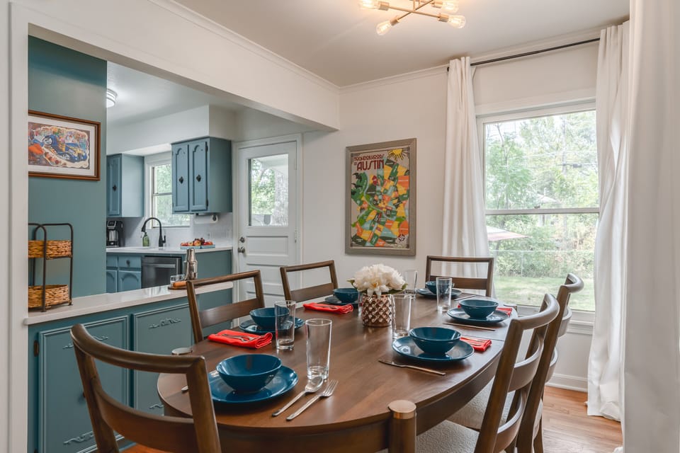 Dining for 6 plus linens provided.