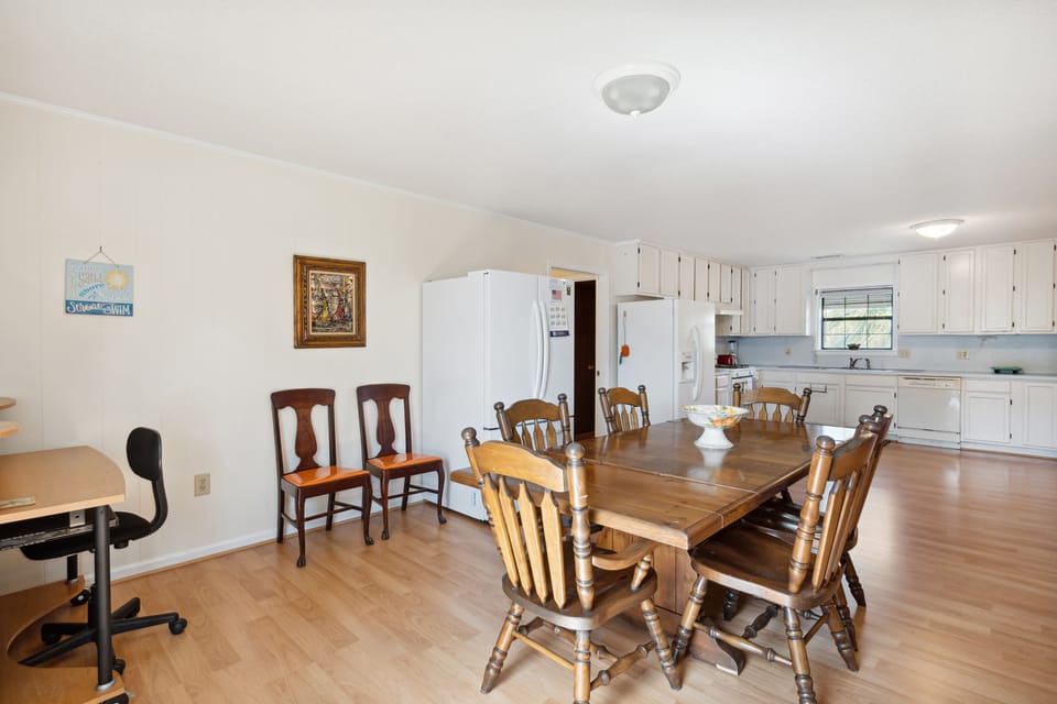 Dining Area & Workspace