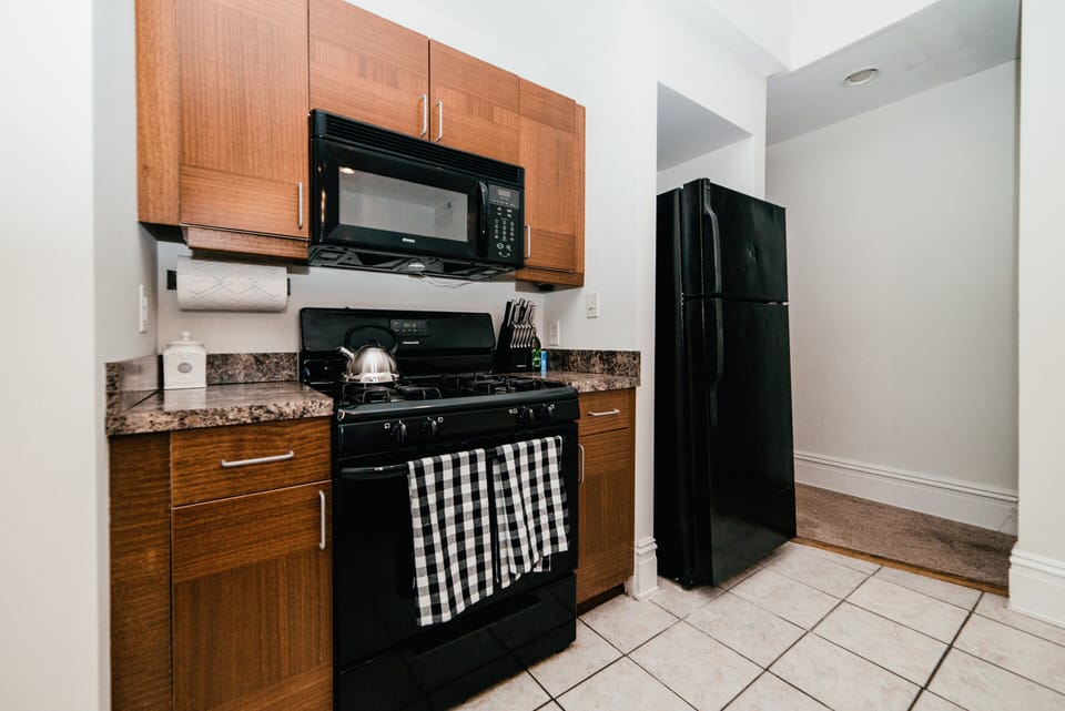 Gas stove, microwave and full-size refrigerator. Kitchen essentials provided!