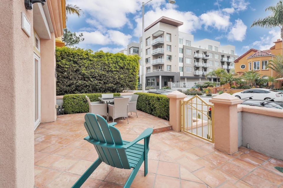 Walking distance to Oceanside Pier and all of the new restaurants near the shore!