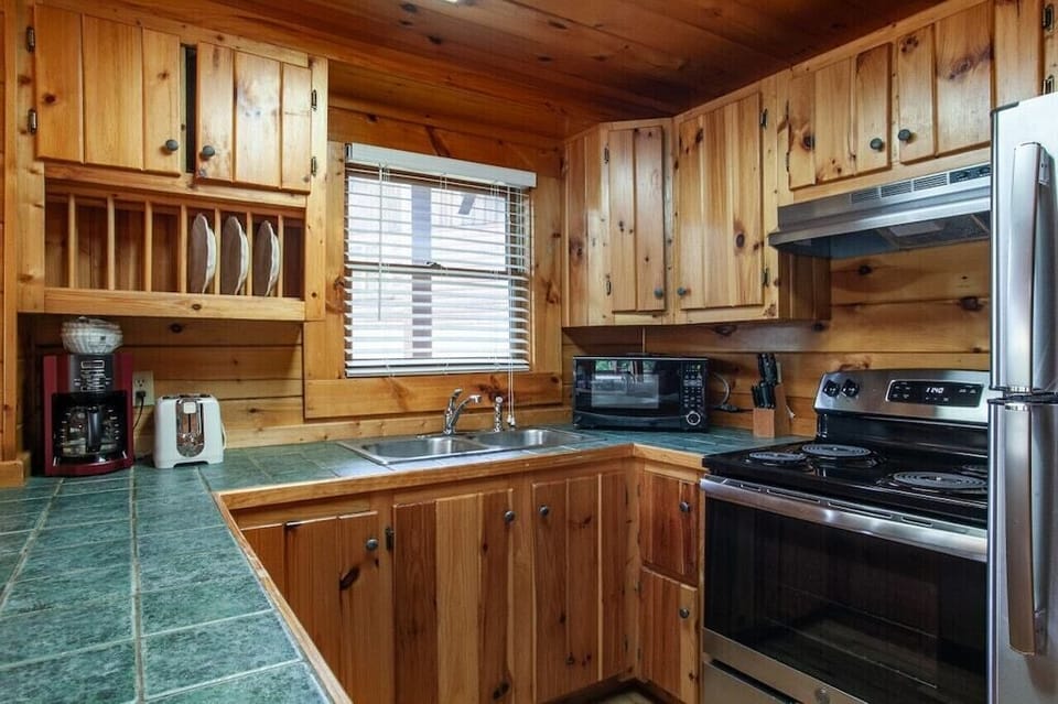 Kick Back Shack's fully equipped kitchen