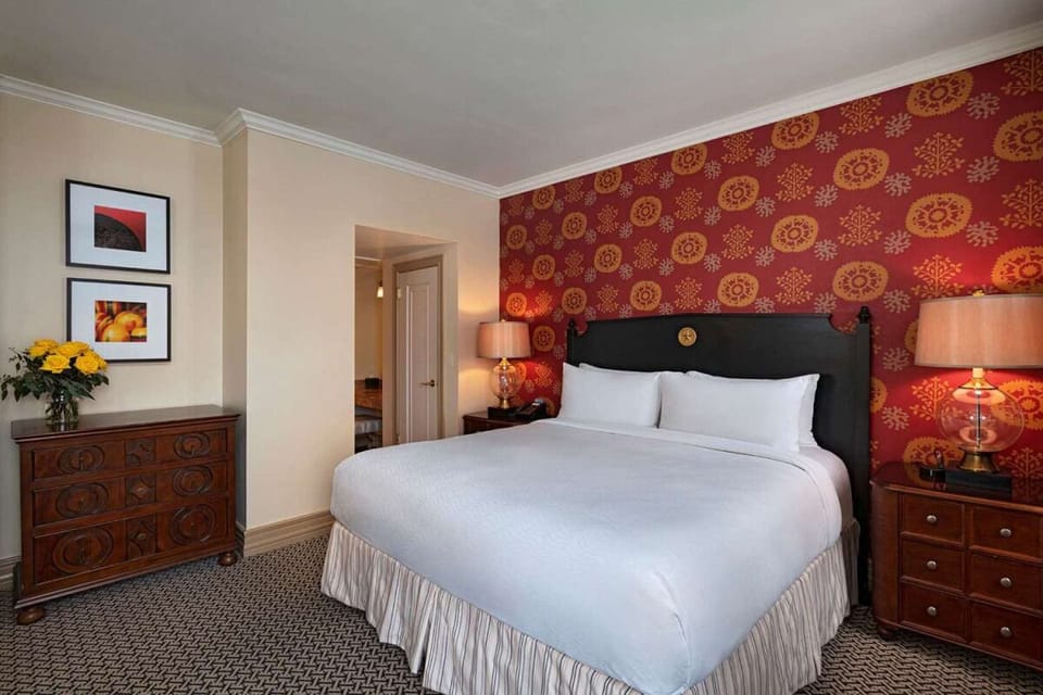 Unit with 1 King size bed. Exact unit will be assigned upon arrival. Views, colors and decor may vary.