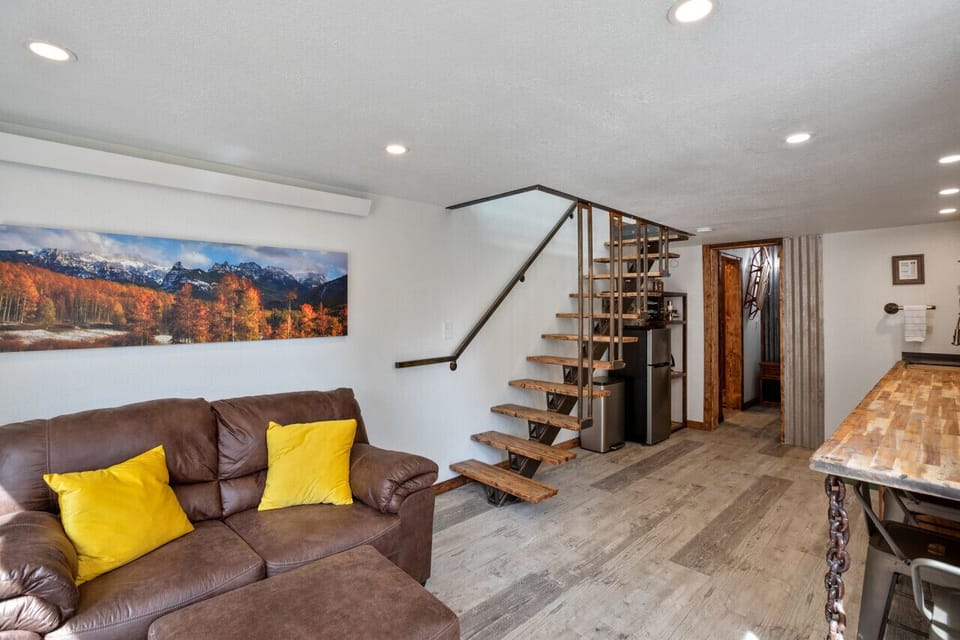 Open living space featuring custom finishes and beautiful scenery