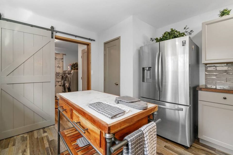 Kitchen with a center Island and a modern appliances