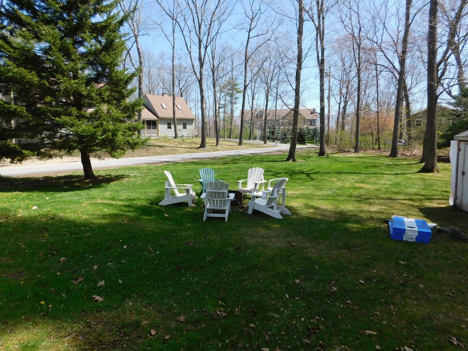 Fire Pit| Large Yard| Cornhole
