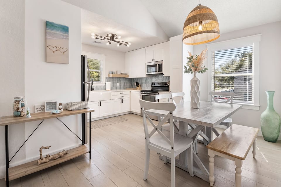 KDN9638: Heaven At The Sound | Dining Area