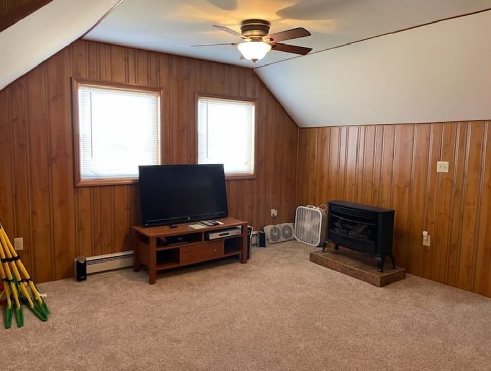 Bonus entertainment room has two wide screen tvs for gaming and family shows.