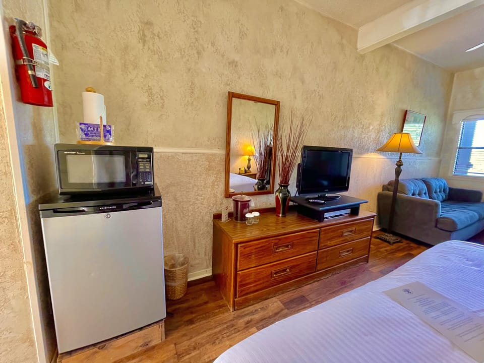 Indoors, Screen, Microwave, TV, Couch