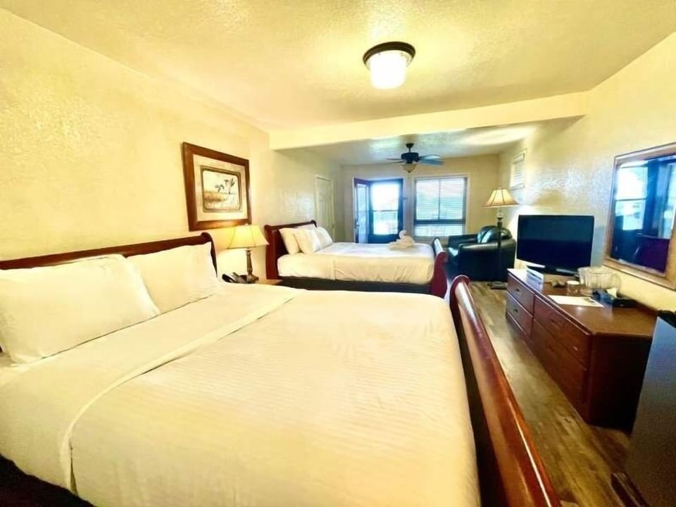 Screen, TV, Bed, Furniture, Lamp